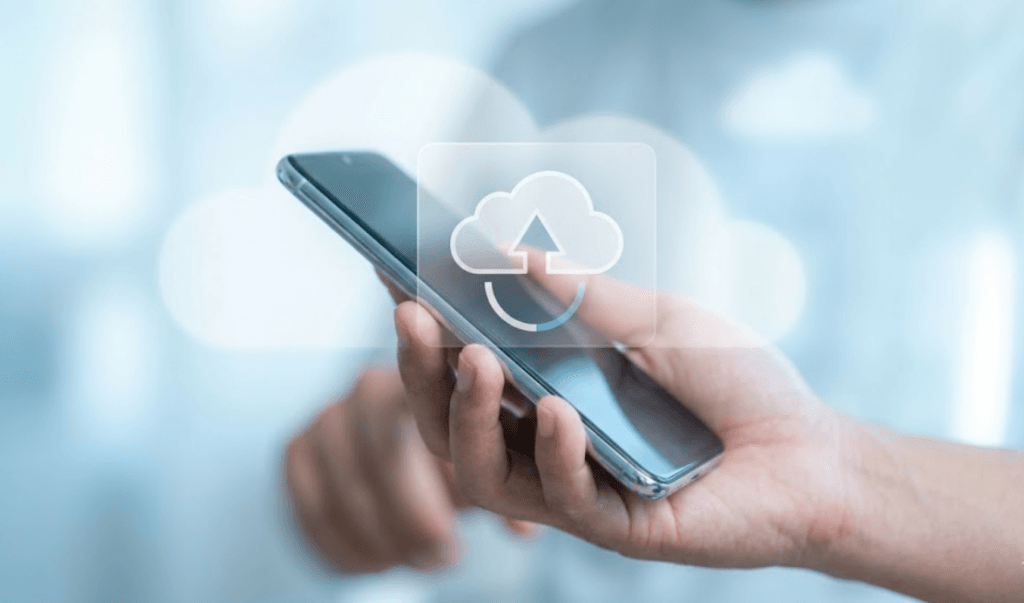 スマートフォン上のクラウドアイコン。データバックアップのイメージ。