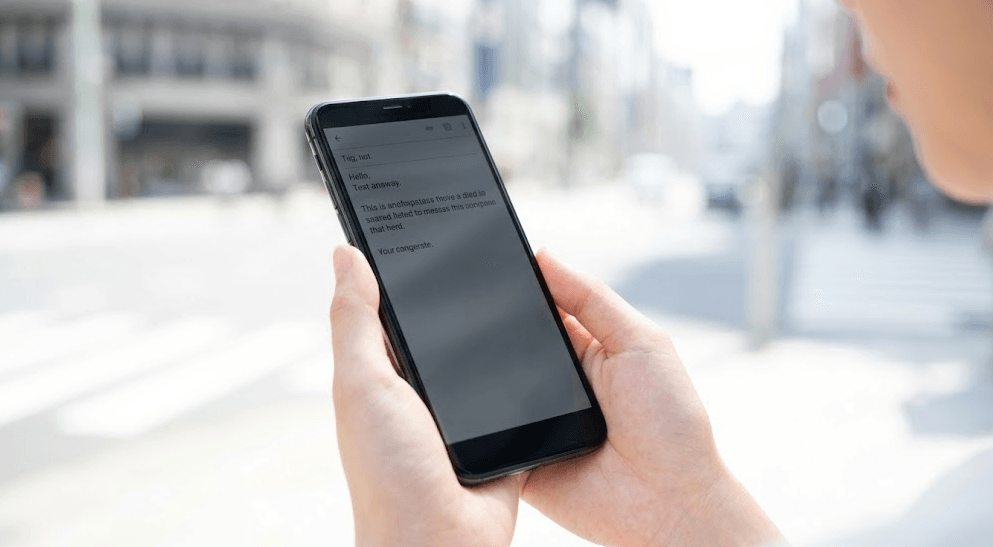 有機ELディスプレイ（OLED）を搭載したスマートフォンのグレースケール画面。明るい屋外でも文字が鮮明。